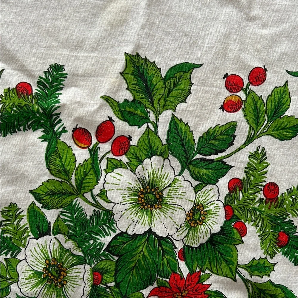 Christmas Holiday circular cotton Tablecloth with Red and Green berry  Design